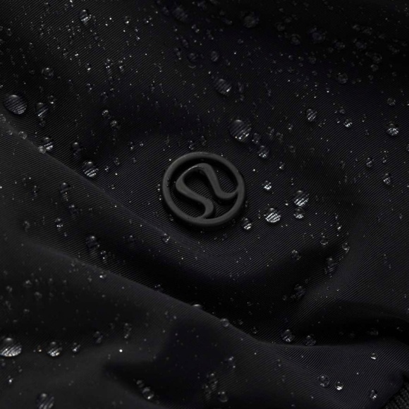 Lululemon athletica Winter Warrior Bomber coat in black, sz 6 - Picture 16 of 16